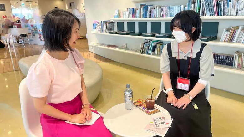 献血後の高校生にインタビューする高崎アナ