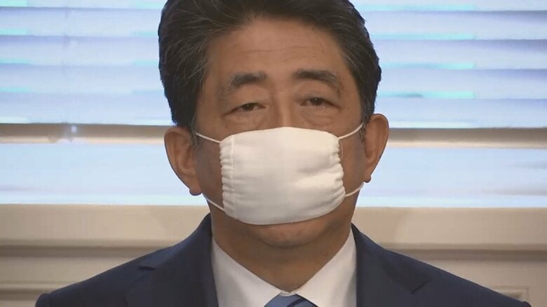 “アベノマスク”を着用した安倍元首相