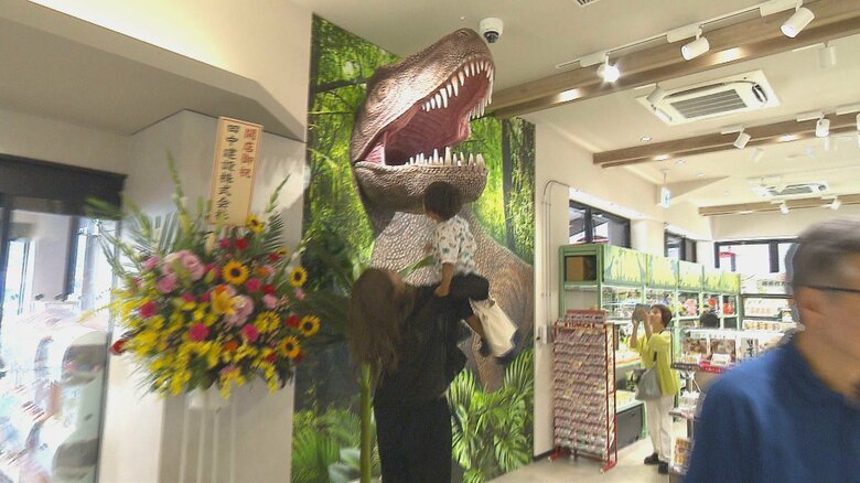 壁を突き破る肉食恐竜