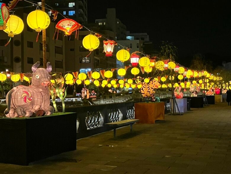 川沿いには干支のオブジェも