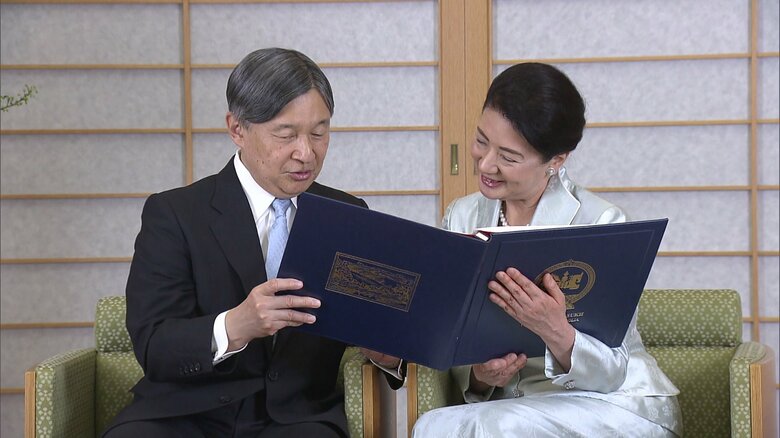 訪問時のアルバムをご覧になる両陛下