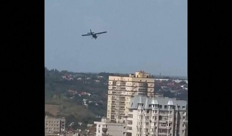 ロシアのロストフ・ナ・ドヌーの市街地に突っ込むウクライナの軽飛行機型無人ドローン(8/14)