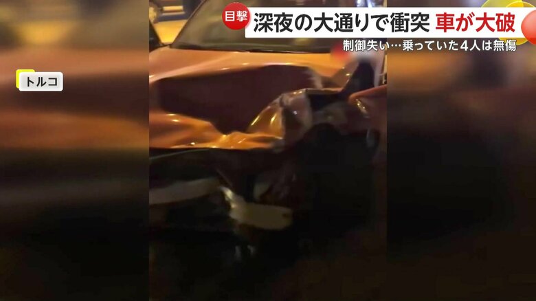 フロント部分が潰れた赤い車（IHA）