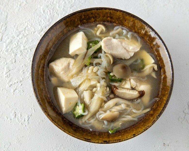 【雑穀とごぼうの和風スープ】
『あすけん公式 結局、これしか作らない！短いレシピ』（発行：ワニブックス）より