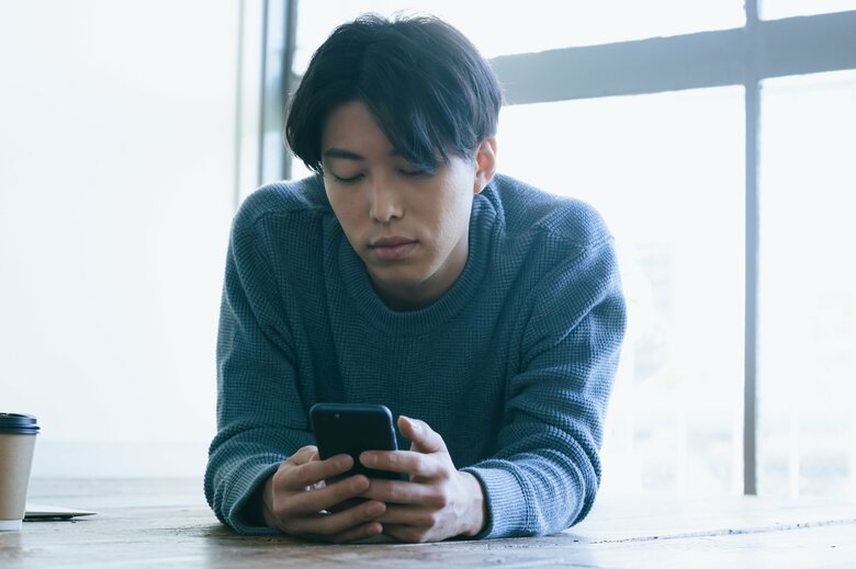 スキマ時間の手元も本からスマホへ（画像：イメージ）