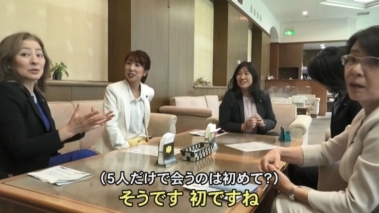 左から岩田智子県議、杉嶌ミカ県議、斎藤陽子県議、高井千歳県議（奥）、幸村香代子県議（手前）