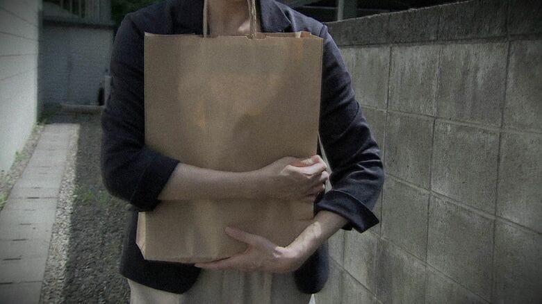 女性は指示された通りに金を購入し段ボールに詰め玄関に置いた（イメージ）