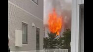 【速報】「タンスから火が出た」住人から119番通報_北海道千歳市の住宅から出火_立ち上る煙と炎〈北海道千歳市〉