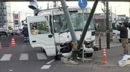 自動車教習所の送迎マイクロバスが信号機に突っ込む事故…3人搬送もいずれも軽傷　茨城・水戸市