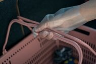 スーパーなどの「手袋」対応に感染リスク…何が問題? 専門家に注意点を聞いた
