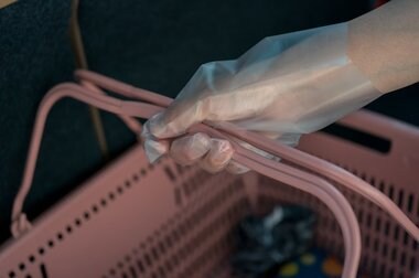 スーパーなどの「手袋」対応に感染リスク…何が問題? 専門家に注意点を聞いた