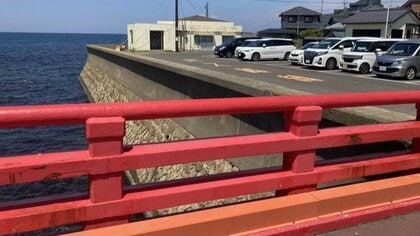 「海に飛び込んだら許してやる」欄干の外に立たせ脅迫　10代男性2人から現金4000円奪い集団でしつこく暴行…鼻折る大けが負わす　強盗致傷容疑で福井と石川に住む16歳から27歳の男女8人逮捕