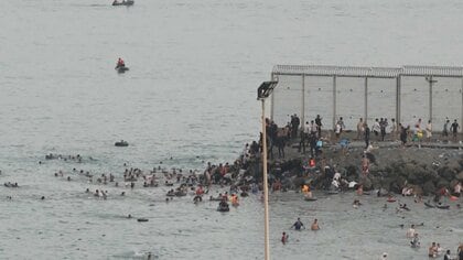モロッコから不法移民スペイン飛び地へ　1000人規模がセウタに　浮輪で海を　フェンス突破も　警備強化へ軍投入