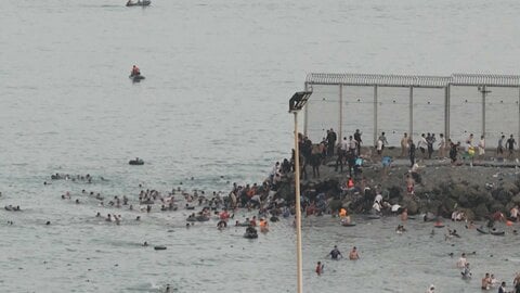 モロッコから不法移民スペイン飛び地へ　1000人規模がセウタに　浮輪で海を　フェンス突破も　警備強化へ軍投入