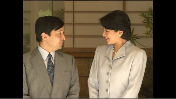 帰国した陛下を雅子さまがお出迎え 2001年5月