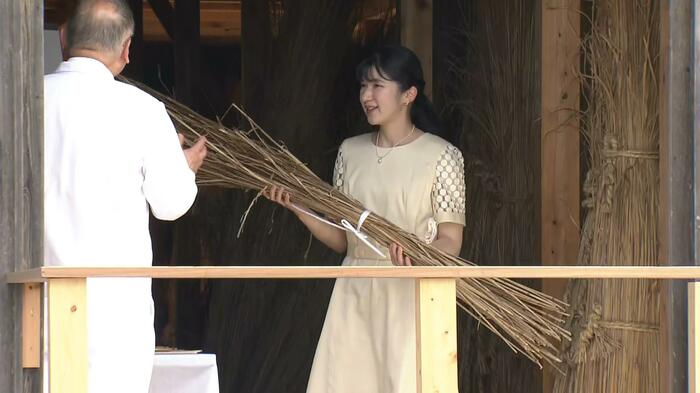 かやぶき屋根に使うススキの束をお持ちに（山田工作場） 