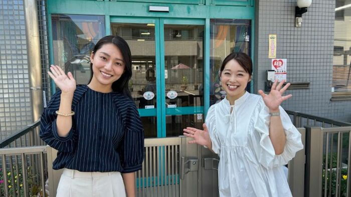 こども園を訪れた宮本真綾アナウンサー(左)と河野行恵アナウンサー(右)