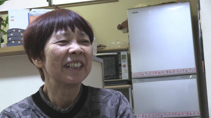 笑顔で和華さんを見つめる母・智子さん