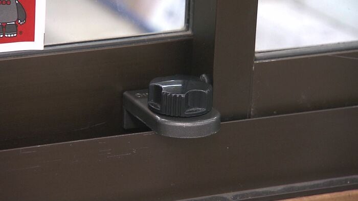 サッシに取り付けて窓を開きにくくする商品