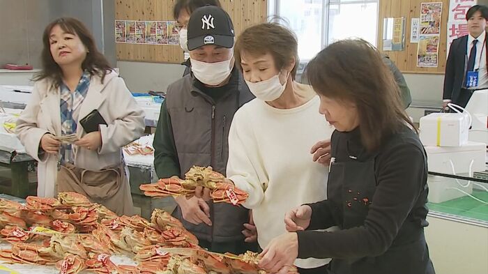 直売所で松葉がにを求める観光客ら