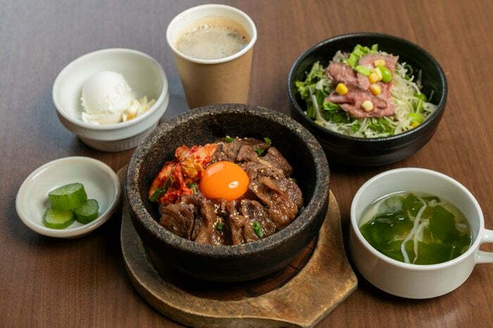 やきにく倶楽部 みくりやさん家の牛すじ煮込み丼 1800円(税込)