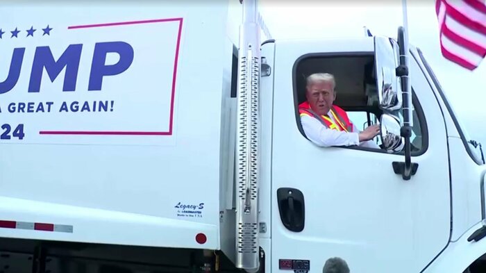 バイデン大統領がトランプ支持者のことを「ごみ」と発言した際には、ごみ収集車に乗るパフォーマンスを行った