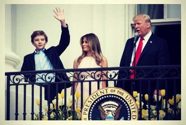 トランプ夫妻と息子バロン君、ホワイトハウスにて 2017年4月メラニア夫人のツイッターより