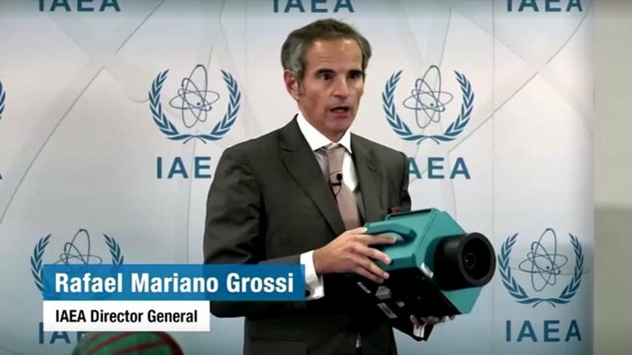 監視カメラについてコメントするIAEAのグロッシ事務局長