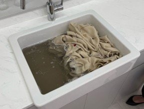 洗剤を溶かしたぬるま湯につけたら一気に汚れが！（提供：平島利恵さん）