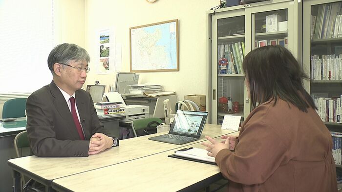 TOSの取材に応じる日本文理大学 長崎浩介教授