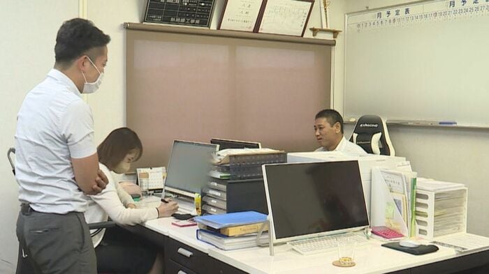 会社での柳澤社長(右)