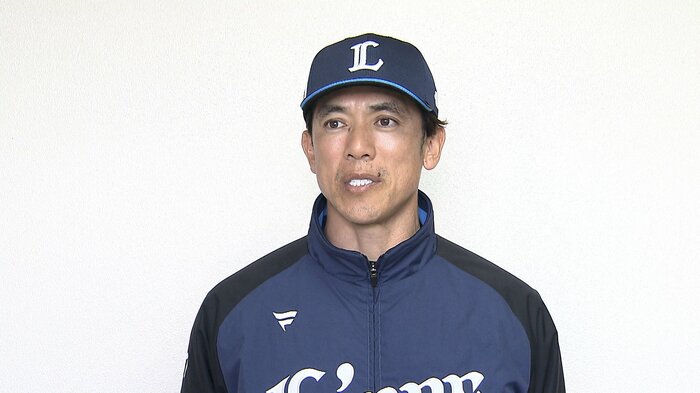 南郷キャンプでインタビューに答える松井監督