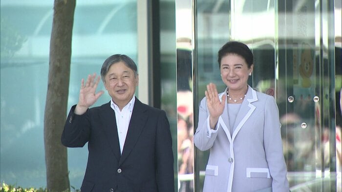 松山空港に到着された両陛下(16日)