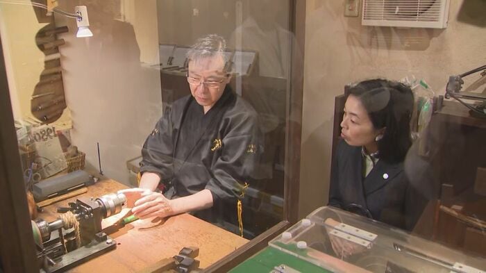 万年筆職人の技を熱心に見学(鳥取市)
