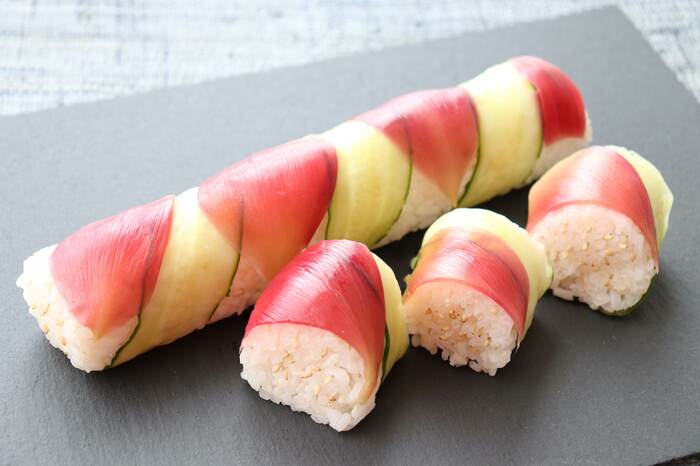 きゅうりの緑とみょうがの赤が涼しげな野菜の棒ずし