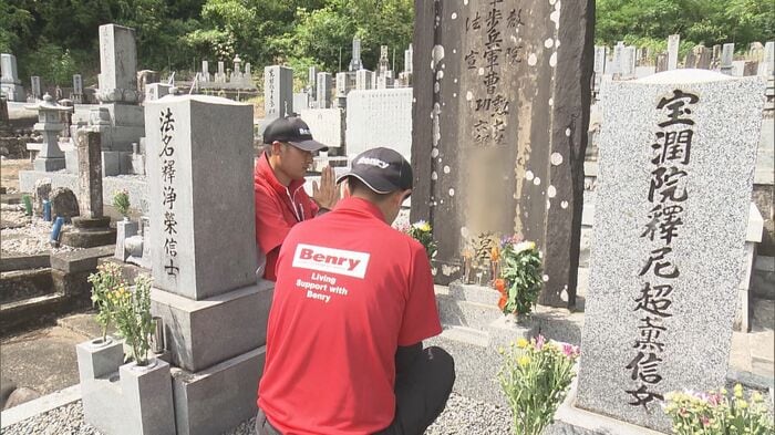 墓の掃除やお参りを代行する「ベンリー」のスタッフ