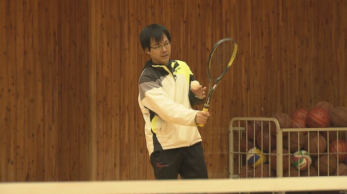 穂高西中学校ソフトテニス部の顧問・月岡優介教諭(33)