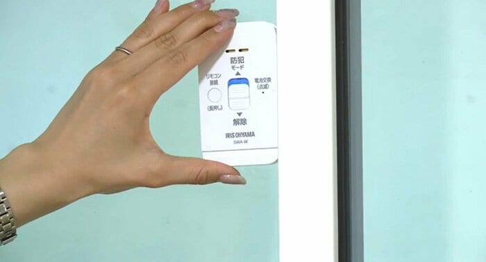 窓に張り付けて使用する防犯アラーム