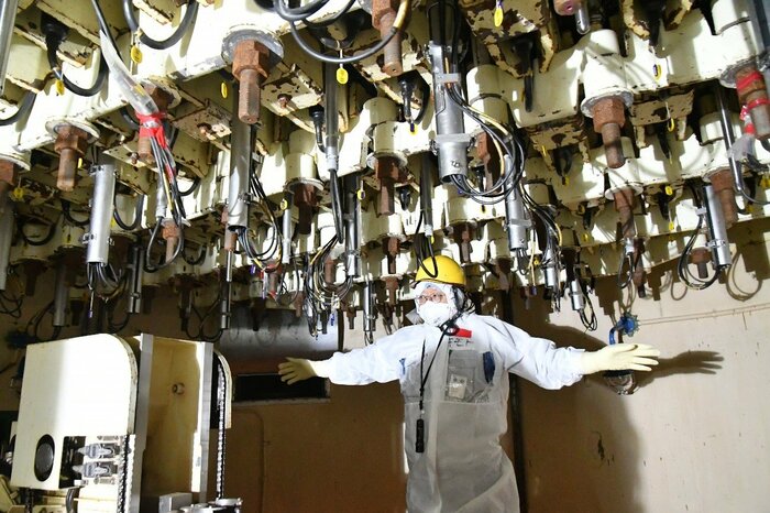 第５号機・格納容器内で取材団に説明する廃炉コミュニケーションセンター・リスクコミュニケーターの木元崇宏さん　日本記者クラブ取材団・代表撮影