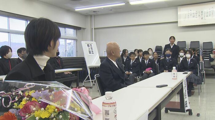 後輩たちの質問に答えた