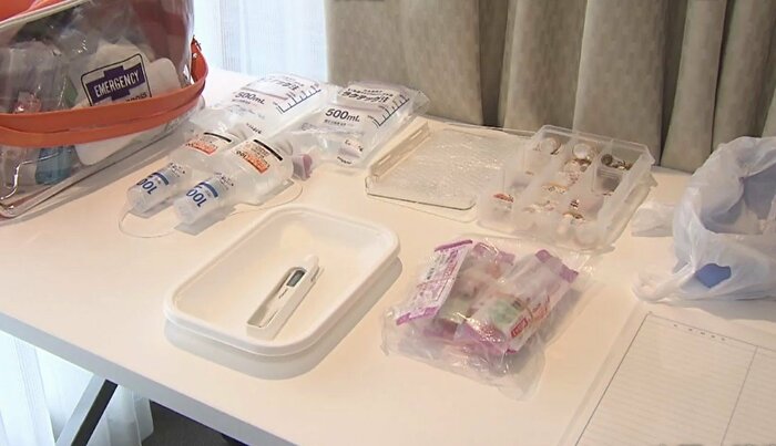 接種会場には急変時の対応のための薬品類が常備されている