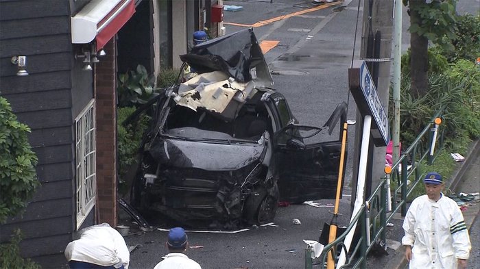 ガードレールに衝突 パトカー追跡の車が事故 2人死亡