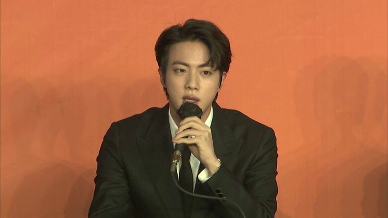 「BTS」JINさんに無理やりキスした50代日本人女性の捜査を中止　韓国警察関係者「出頭し次第再び捜査開始の予定」｜FNNプライムオンライン