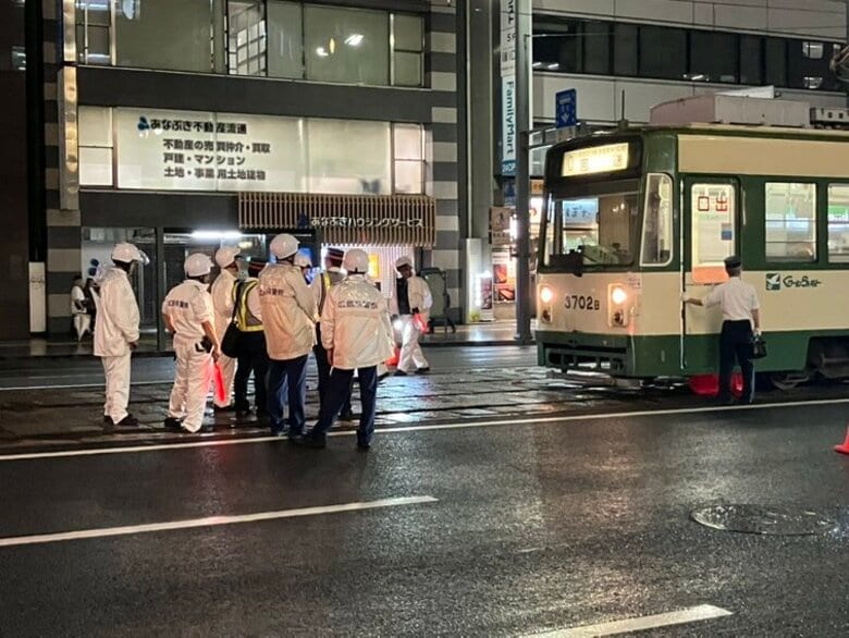 【速報】横断歩道を渡っていた外国人2人　路面電車にはねられ重傷見込み　広島市｜FNNプライムオンライン