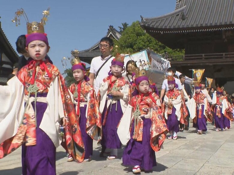 掛け声とともに神輿が参道進む…愛知県の豊川稲荷で豊年を願う祭り 4日は午後9時まで境内をライトアップ｜FNNプライムオンライン