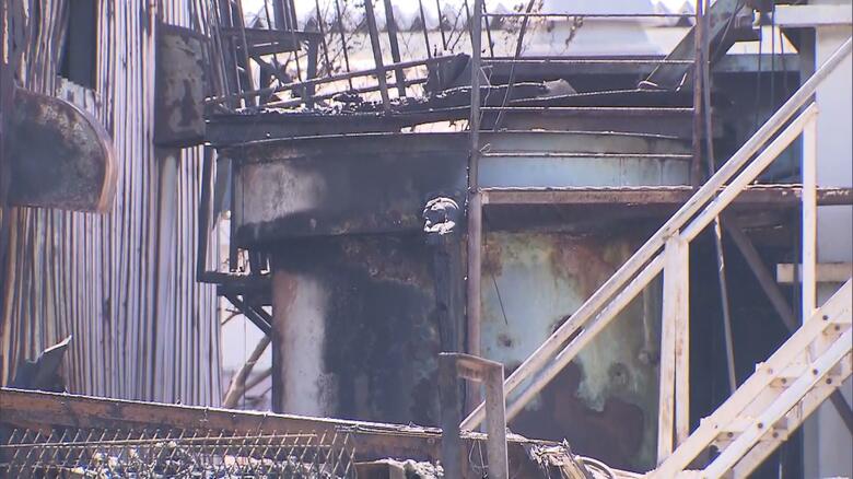 塗装など扱う工場で火事　3棟のうち1棟が全焼　出火当時中に従業員おらずケガ人なし　埼玉｜FNNプライムオンライン