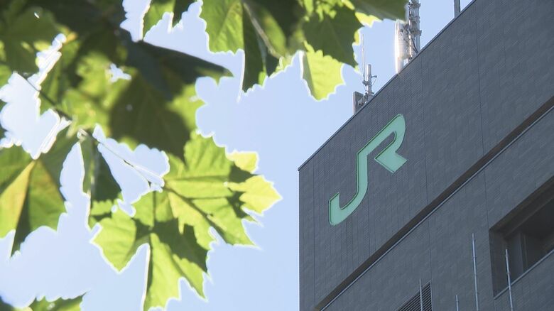 JR線路内に『ガソリンの携行缶』始発電車の運転士が発見…上を通過して列車を停止すると中には“何らかの液体”が…何者かが線路上に置いた可能性も視野に捜査〈北海道恵庭市〉｜FNNプライムオンライン