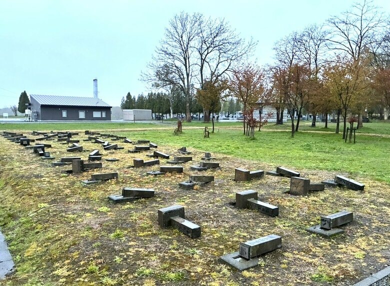 囚人墓地「墓石60基ぐらいが倒されている」霊園の1区画すべての墓石が倒される…中には土台部分からひっくり返されているものも…器物損壊事件として捜査〈北海道月形町〉｜FNNプライムオンライン