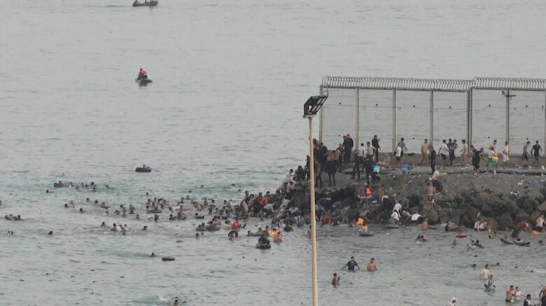 モロッコから不法移民スペイン飛び地へ　1000人規模がセウタに　浮輪で海を　フェンス突破も　警備強化へ軍投入｜FNNプライムオンライン