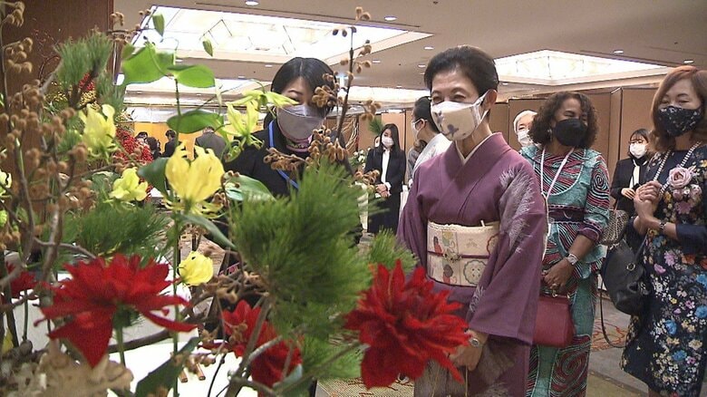 高円宮久子さま「助けを求める方へ助けを与える大切さ」を強調　いけばなで日本芸術を世界へ